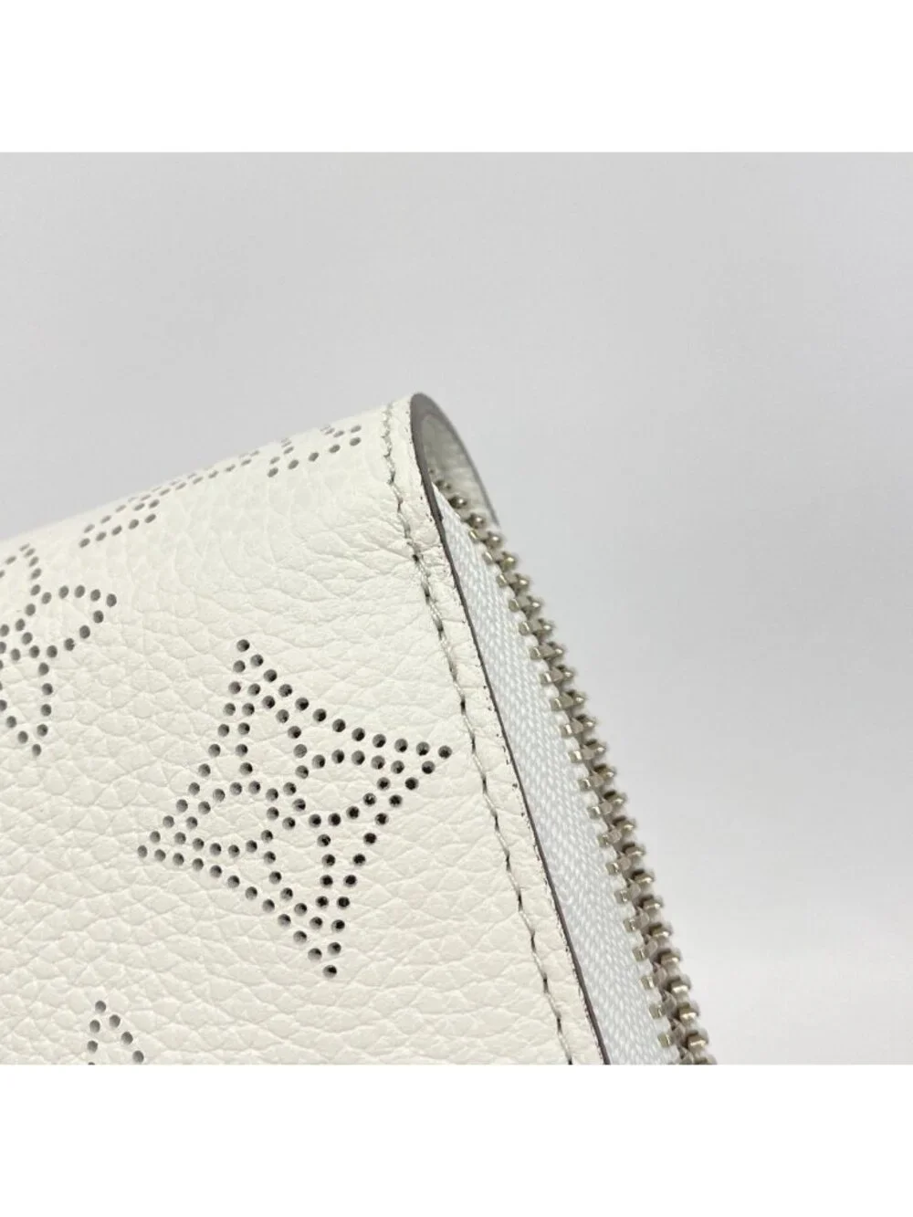 Louis Vuitton Wallet Mahina Zippy Blanc